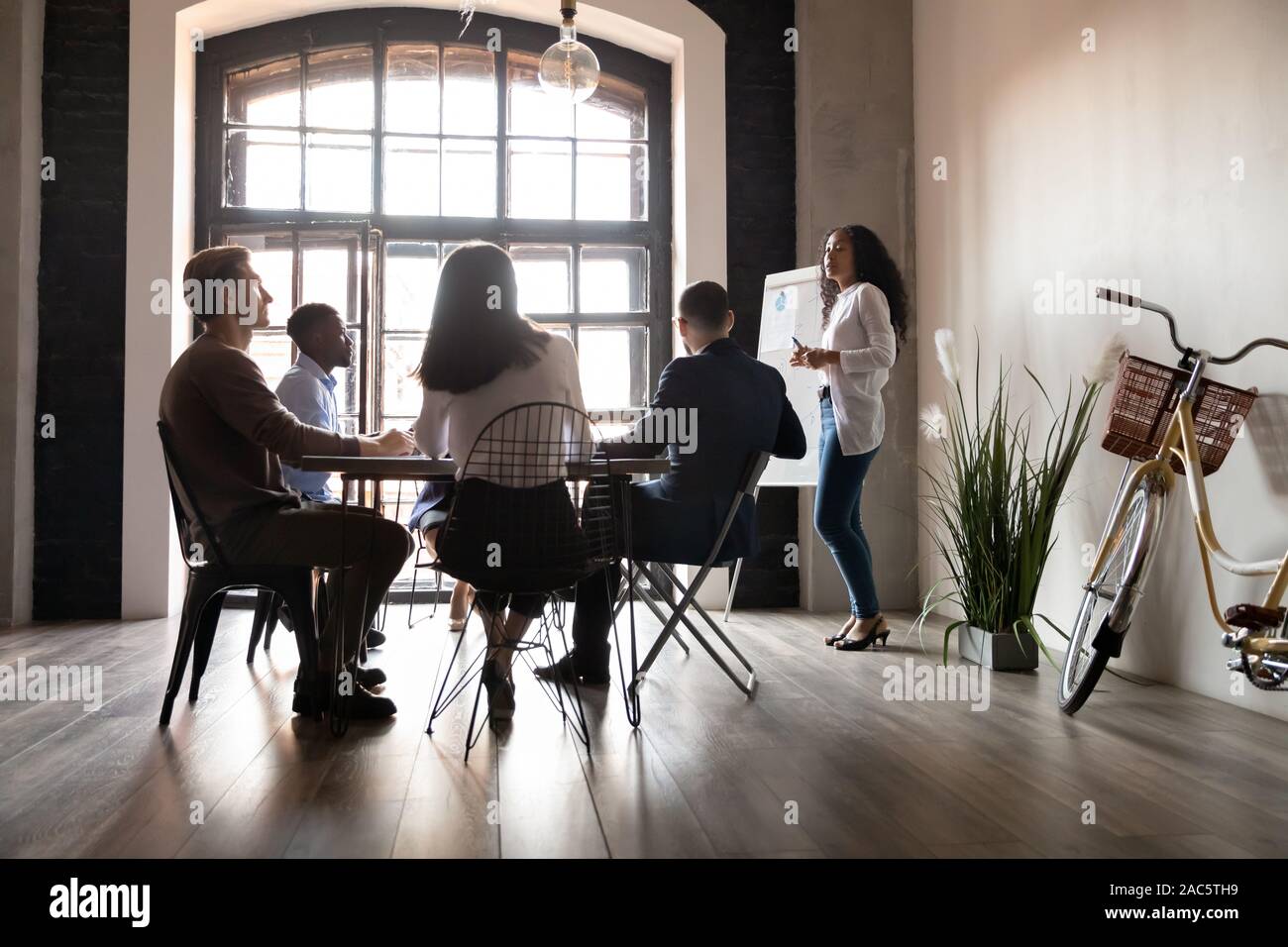 Gesund gemischten Rasse Mitarbeiter präsentieren Projekt Strategie. Stockfoto