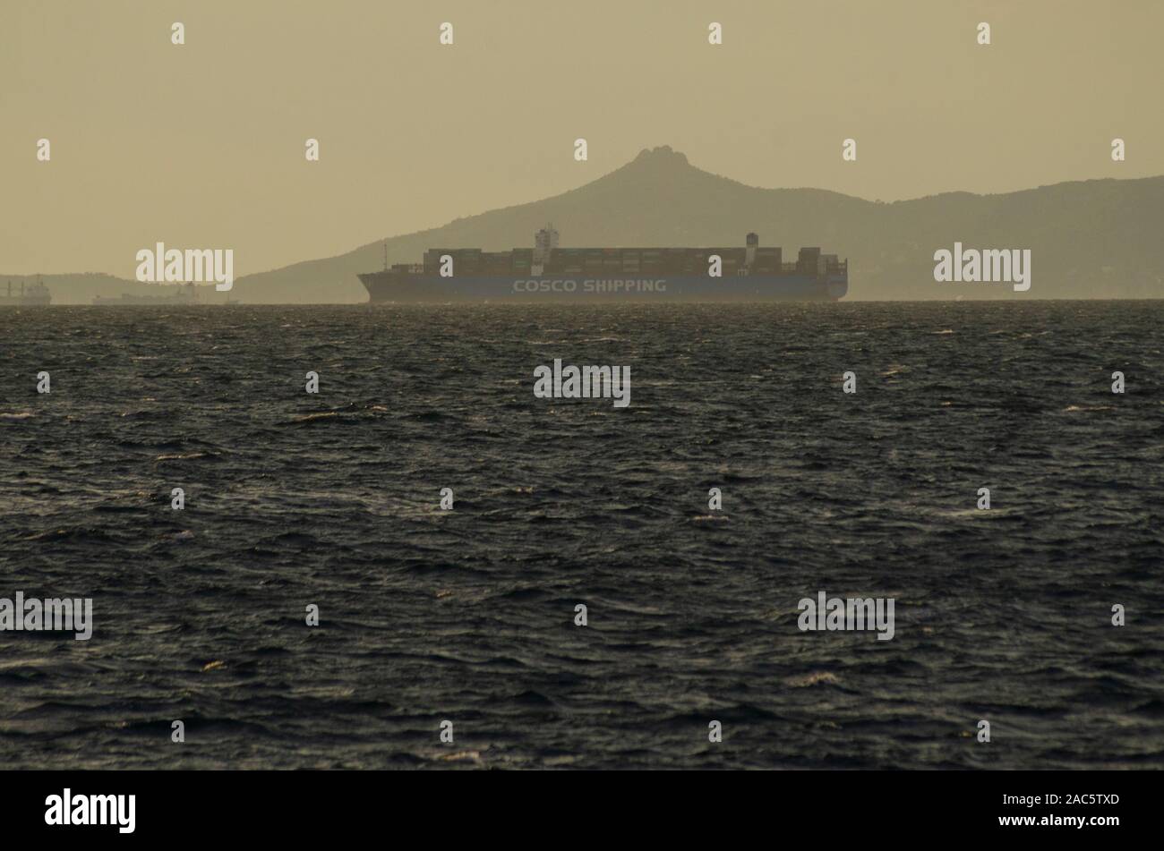 Eine große Cosco Container schiff Abfahrt ab dem Hafen von Piräus Athen Griechenland Stockfoto