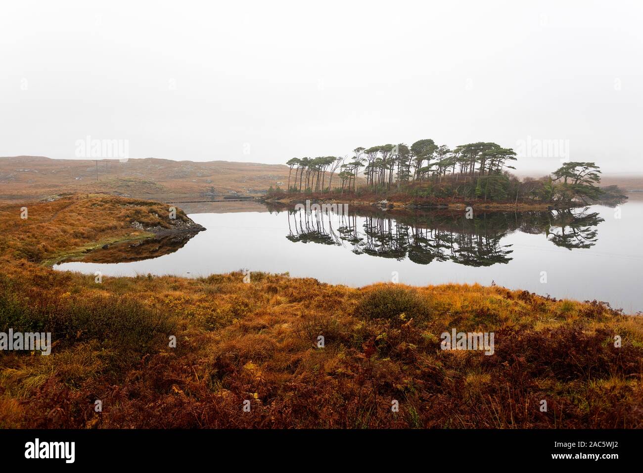 Herbst Reflexion der Twelve Bens im Derryclare Lough, Connemara, County Galway, Irland Stockfoto