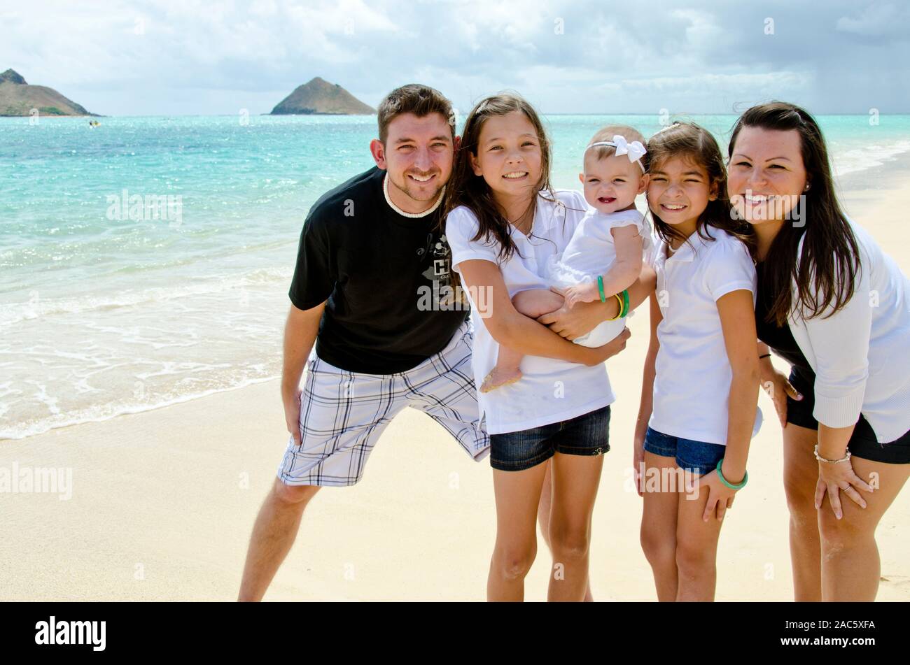 Jason und Alyssa und dort drei schöne Mädchen, Leilani, Ke'alohi und Emma auf Lanikai Beach, Oahu Stockfoto