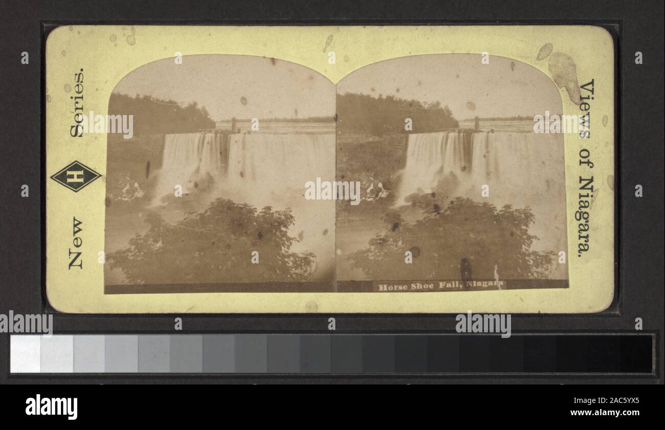 Horse Shoe Fall, Niagara umfasst drei handkolorierte Ansichten. Robert Dennis Sammlung von stereoskopische Ansichten. Titel von Cataloger'. Blick auf die Niagara Fälle, einschließlich der Fälle, Hängebrücke, Inseln, Stromschnellen, Touristen, winter Szenen, Seiltänzer, Terrepin Turm und einem Tuscarora squaw und pappose, Ansichten in verschiedenen Serien veröffentlicht, ohne Namensnennung, Fotograf oder publisherHorse Schuh Fallen, Niagara. Stockfoto