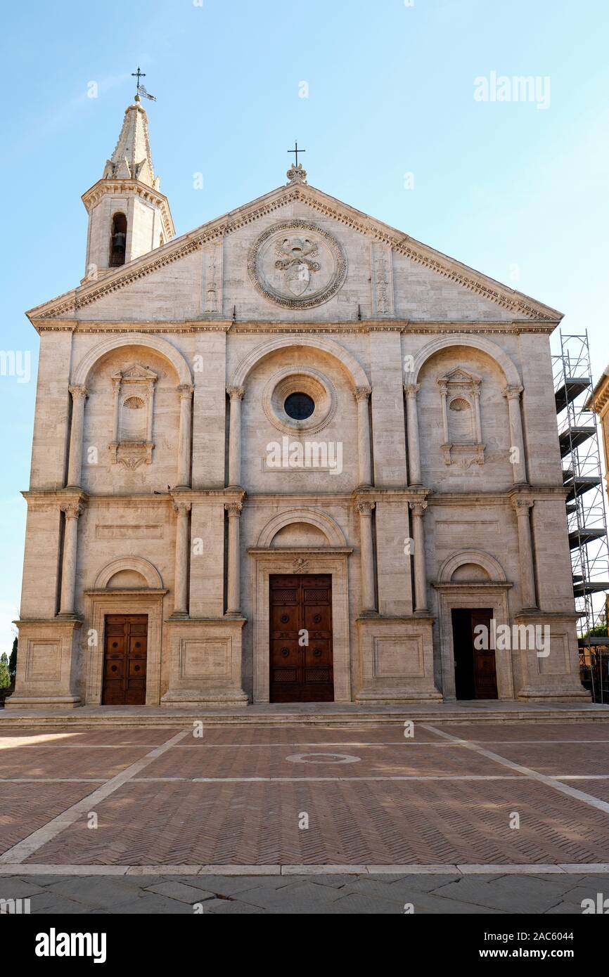 Die Renaissance Architektur Fassade der Kathedrale Duomo Pienza in der historischen UNESCO-Weltkulturerbe Pienza Rivoli'Orcia Toskana Italien Europa Stockfoto