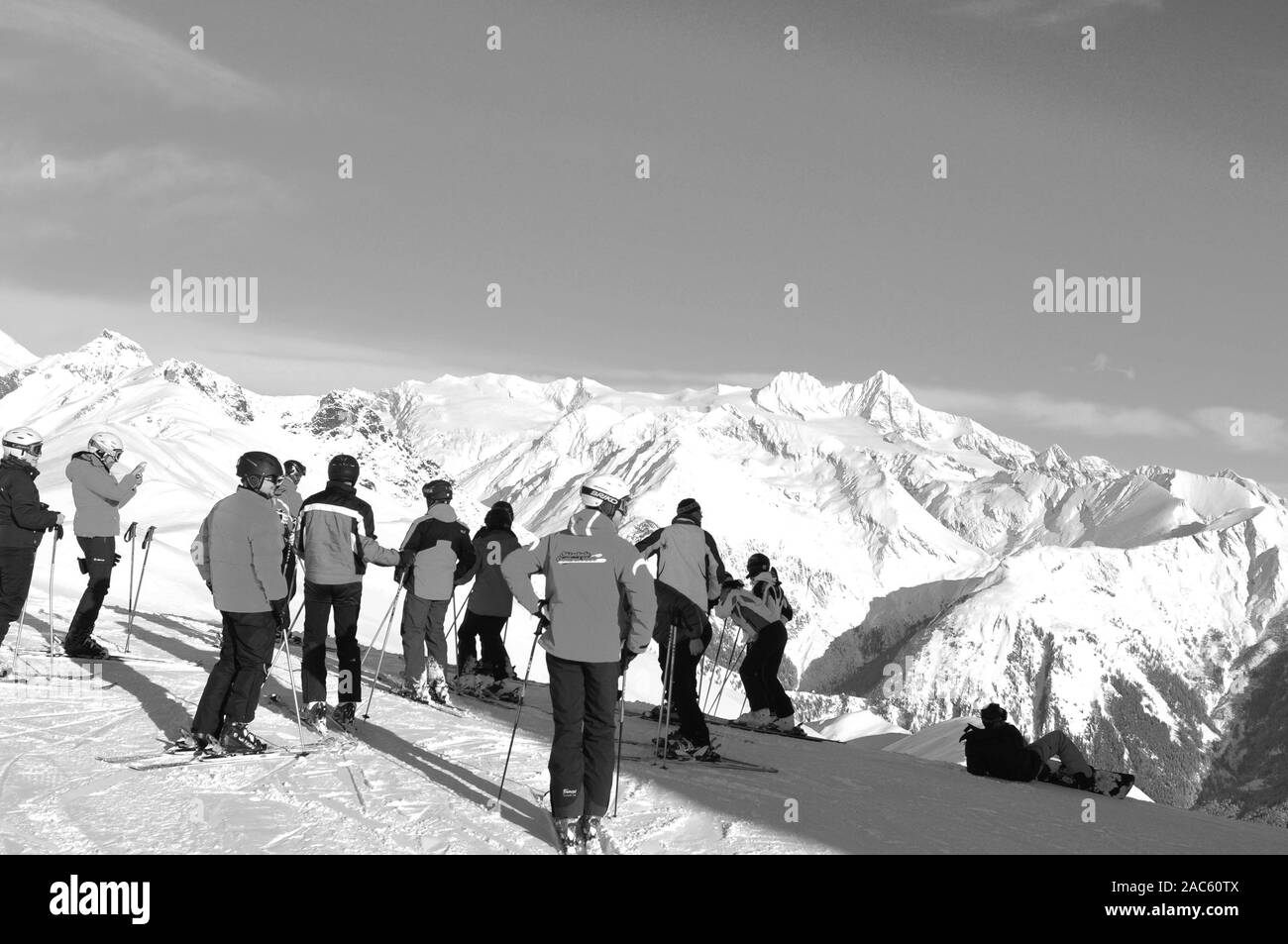 Panoramablick auf die Berge des Großglockner Snow Mountain Range in Osttirol vom Adler Lounge über Matrei Stockfoto