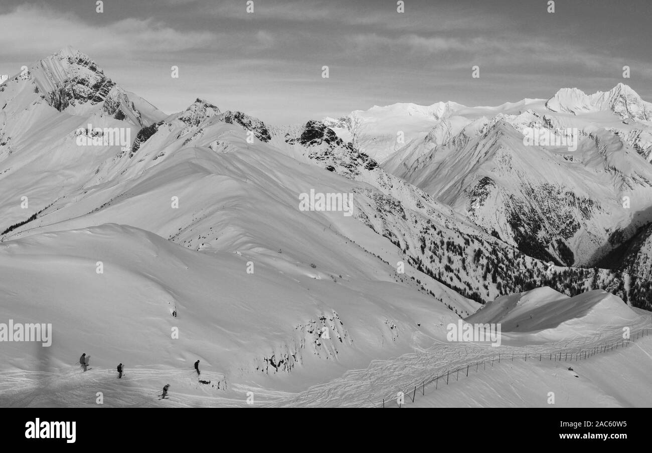 Panoramablick auf die Berge des Großglockner Snow Mountain Range in Osttirol vom Adler Lounge über Matrei Stockfoto