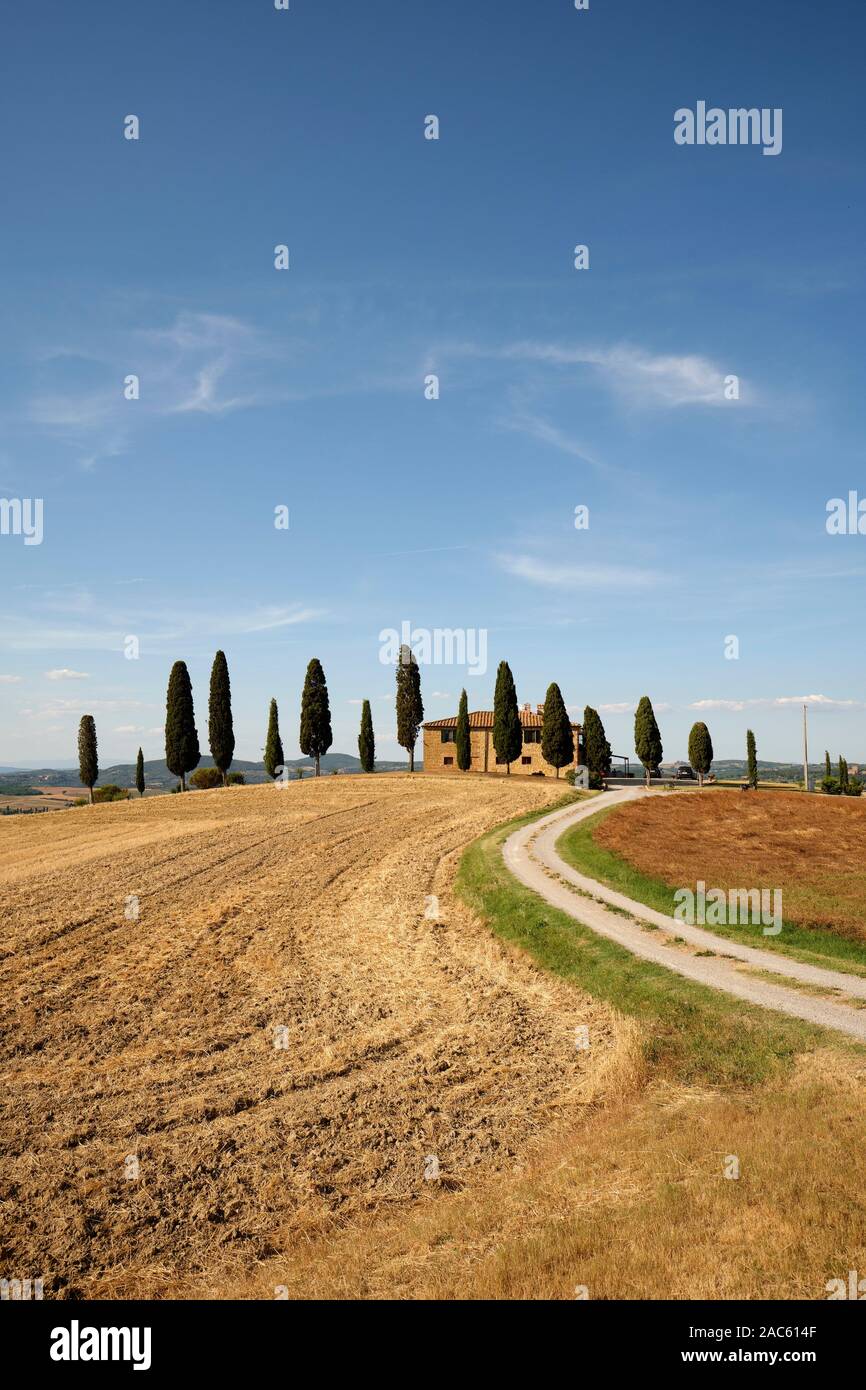 Ein Sommer Ferienhaus Bauernhaus in der toskanischen Landschaft mit Zypressen in der Nähe von Pienza Toskana Italien Europa Stockfoto