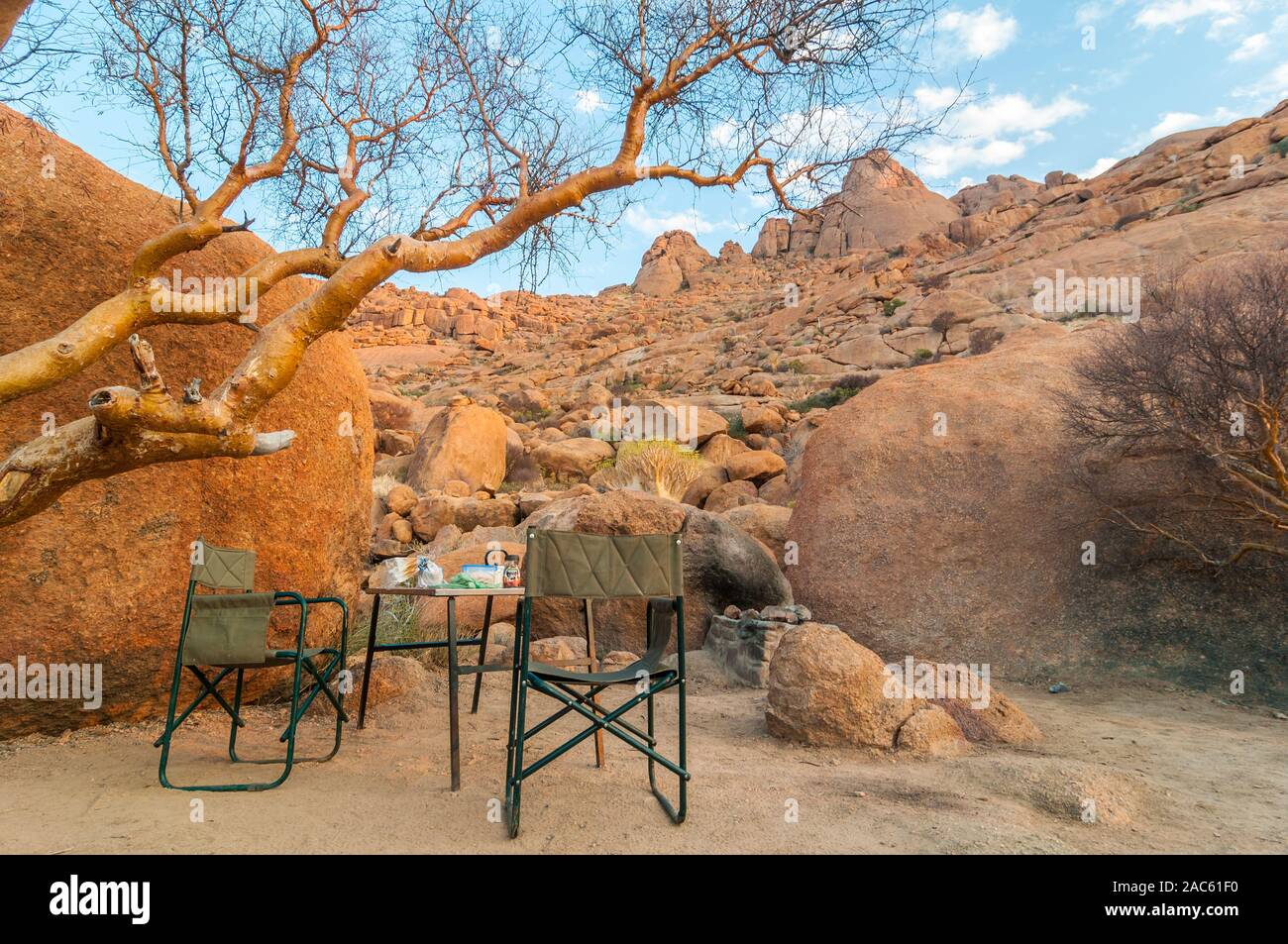 Camping Tisch und Stühle, in Spitzkoppe Campsite, Namibia Stockfoto