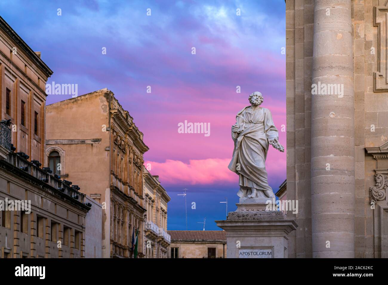 Staue des Apostel der Kathedrale Santa Maria delle Colonne in der Abenddämmerung, Insel Ortygia, Syrakus, Sizilien, Italien, Europa | Apostel Stockfoto