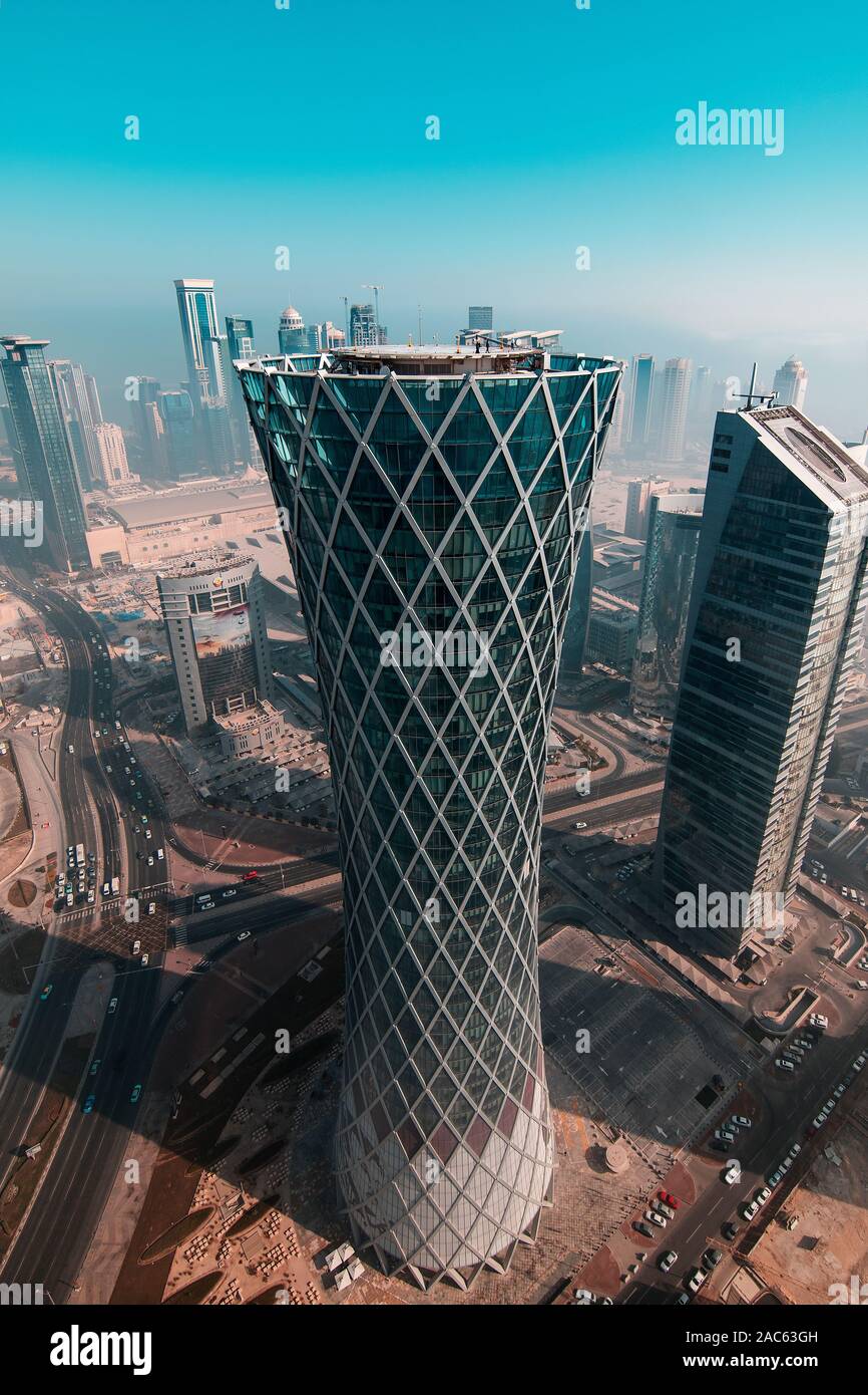 Luftbild des berühmten Tornado Tower Doha Stockfotografie Alamy