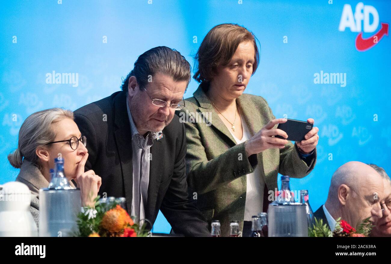 Braunschweig, Deutschland. 01 Dez, 2019. Alice Weidel (L-R), Stellvertreter des Sprecherin der AfD, Stephan Brandner, Stellvertreter des Sprecherin, Beatrix von Storch, stellvertretende Sprecherin des Bundes der AfD, und Klaus-G. Fohrmann, Bundesschatzmeister der AfD, Sitzen und Stehen auf dem Podium an der AfD Parteitag. Credit: Julian Stratenschulte/dpa/Alamy leben Nachrichten Stockfoto