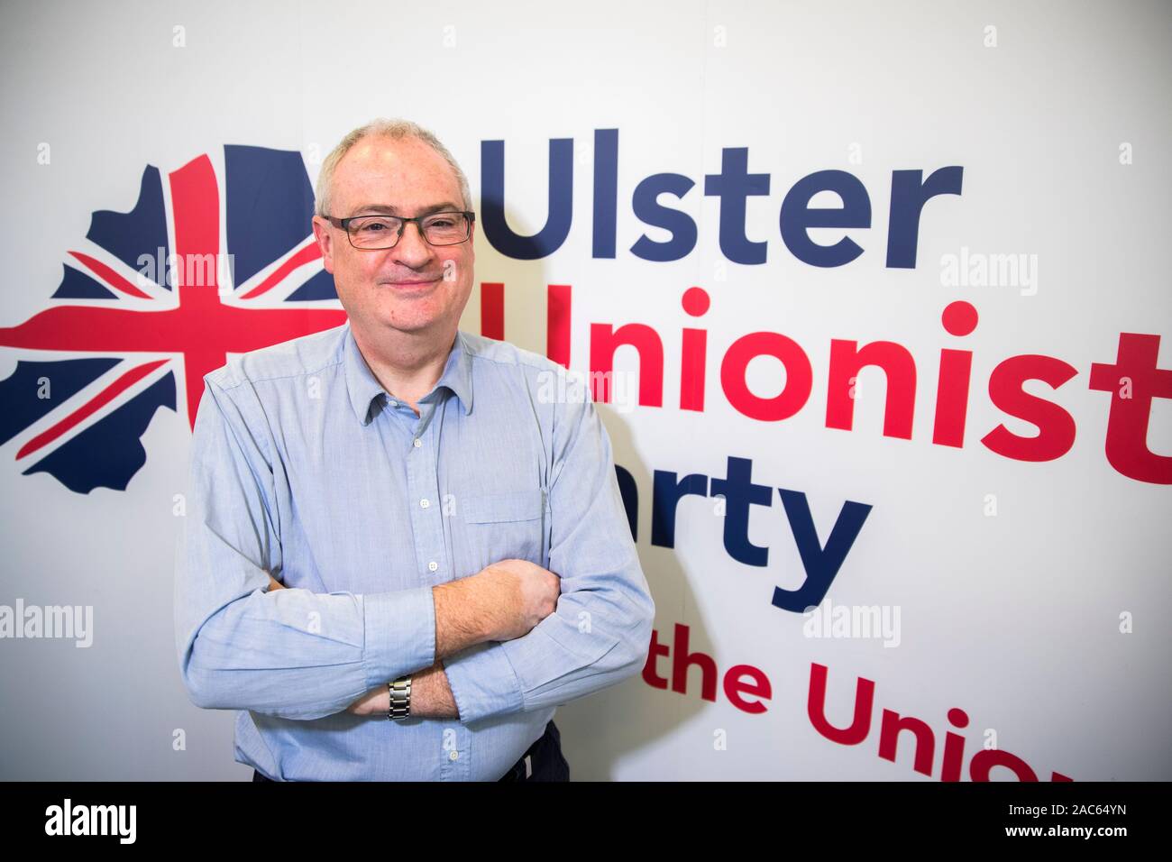 UUP Führer Steve Aiken in der Parteizentrale, Strandtown Halle in Belfast. Stockfoto