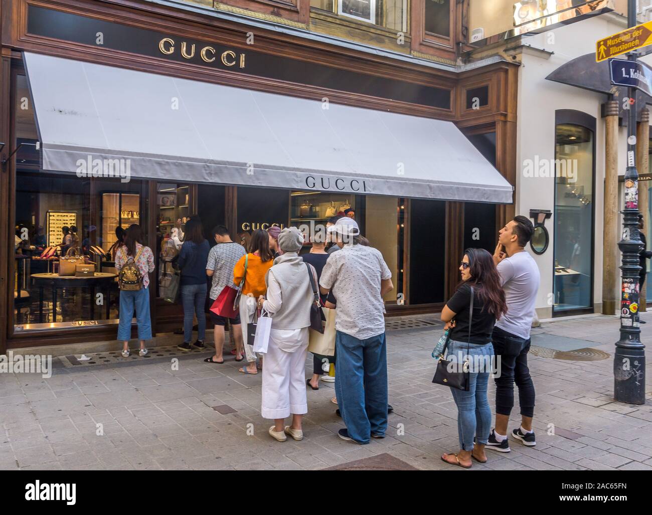 Käufer queuing außerhalb Gucci Shop, Kohlmarkt, Wien, Österreich Stockfoto