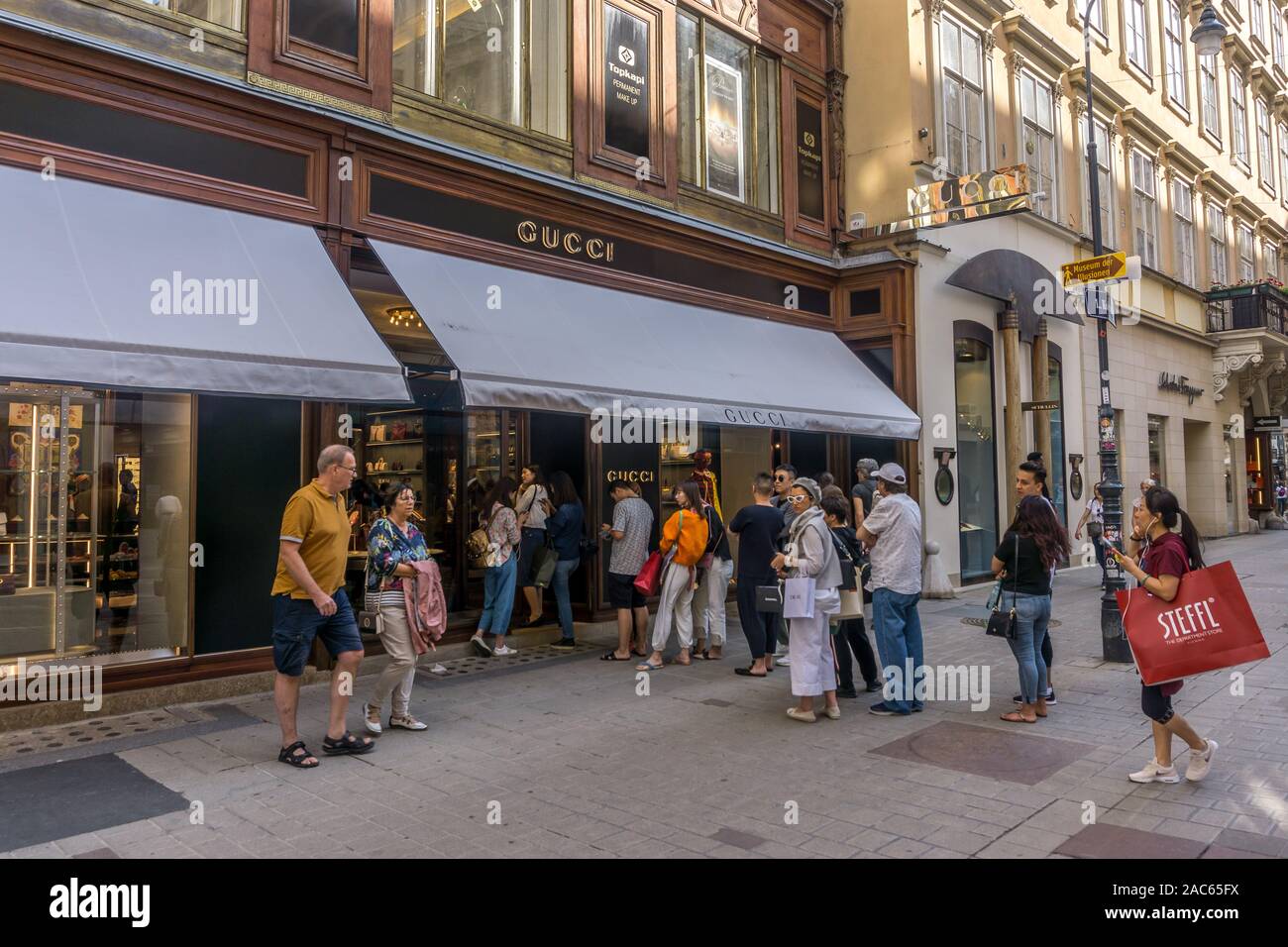 Käufer queuing außerhalb Gucci Shop, Kohlmarkt, Wien, Österreich Stockfoto