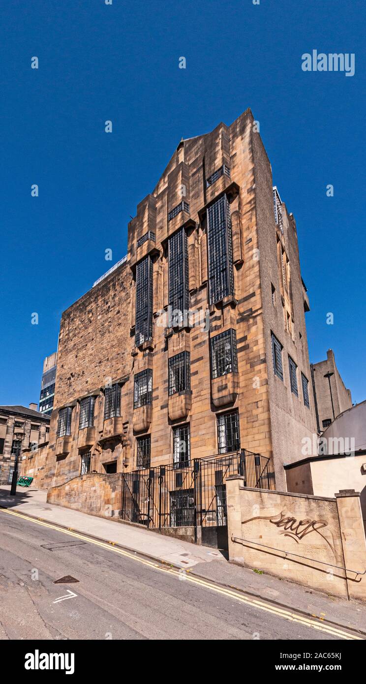 Die Glasgow School of Art in Renfrew Street Glasgow Schottland, entworfen von Charles Rennie Mackintosh aus Scott Street vor Reid Gebäude gesehen Stockfoto