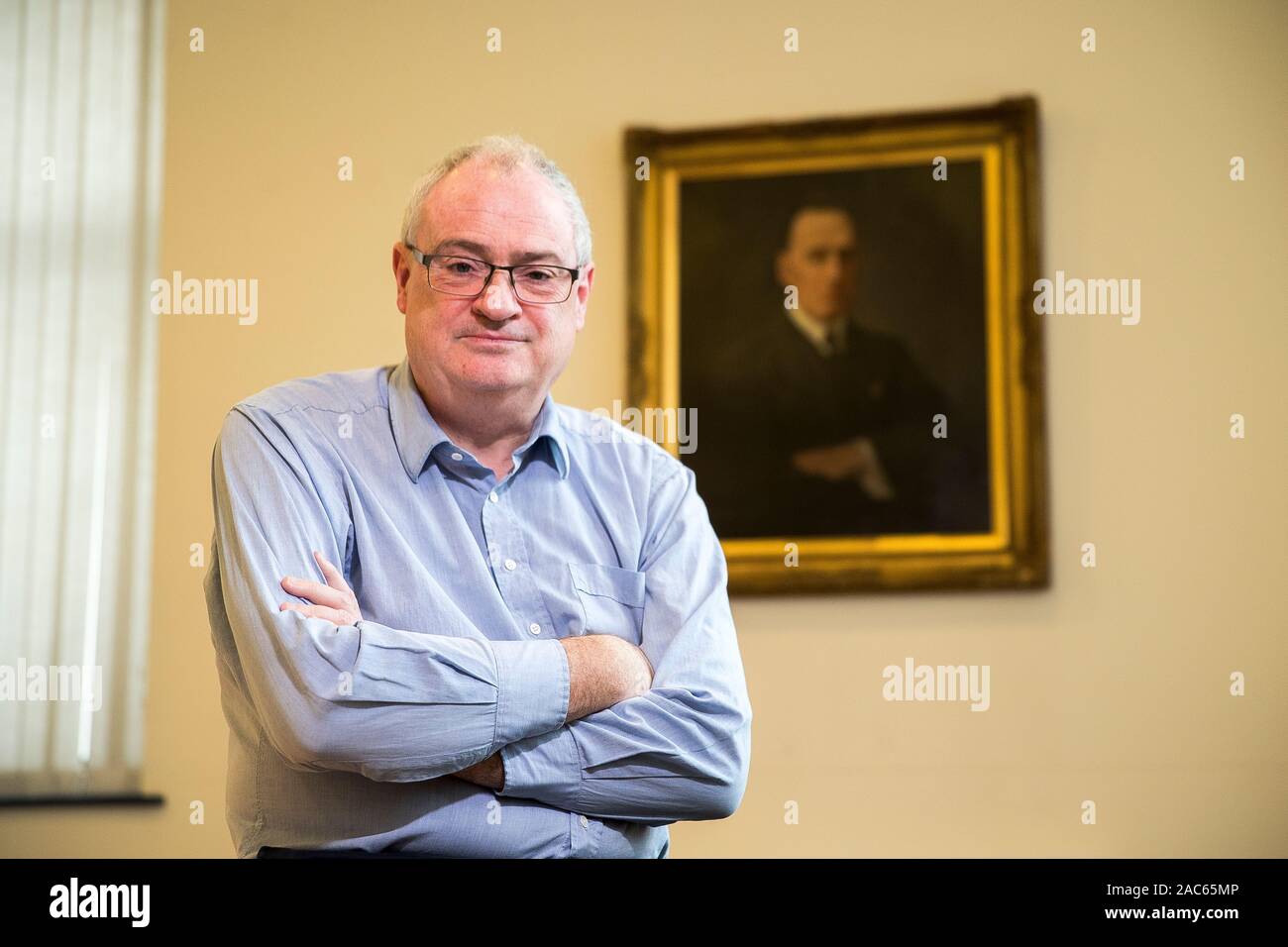 UUP Führer Steve Aiken sitzen vor einem Porträt von Herrn Carson in der Parteizentrale, Strandtown Halle in Belfast. PA-Foto. Bild Datum: Dienstag, November 26, 2019. Siehe PA Geschichte Politik Wahl. Photo Credit: Liam McBurney/PA-Kabel Stockfoto