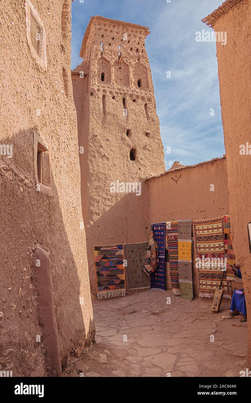 Editorial: Ait Benhaddou, Marokko, 4. Oktober 2019 - Blick auf einem kleinen Teppich Shop auf einem Platz, umgeben von Adobe Wänden in der Ksar Ait Benhaddo Stockfoto