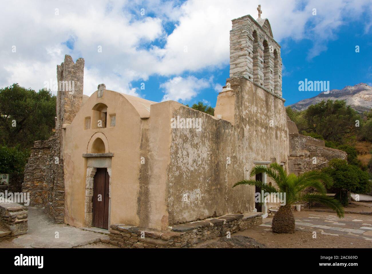 Byzantinische Kirche in der Landschaft der Insel Naxos, Griechenland Stockfoto