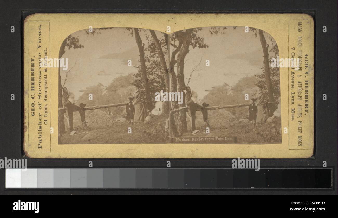 Hudson River von Fort Lee beinhaltet Ansichten von E.&HT Anthony, G.G. Rockwood, H.S. Wyer und andere Fotografen und Verlage. Outdoor Porträts. Robert Dennis Sammlung von stereoskopische Ansichten. Blick auf die Palisaden in dem westlichen Ufer des Hudson River in New York und New Jersey, mit Blick auf die Felsen, Fluss und Verkehr, Touristen, eine Fernsicht von Yonkers aus der Palisaden und Picknicken am Ft. LeeHudson Fluss, von Fort Lee. Stockfoto