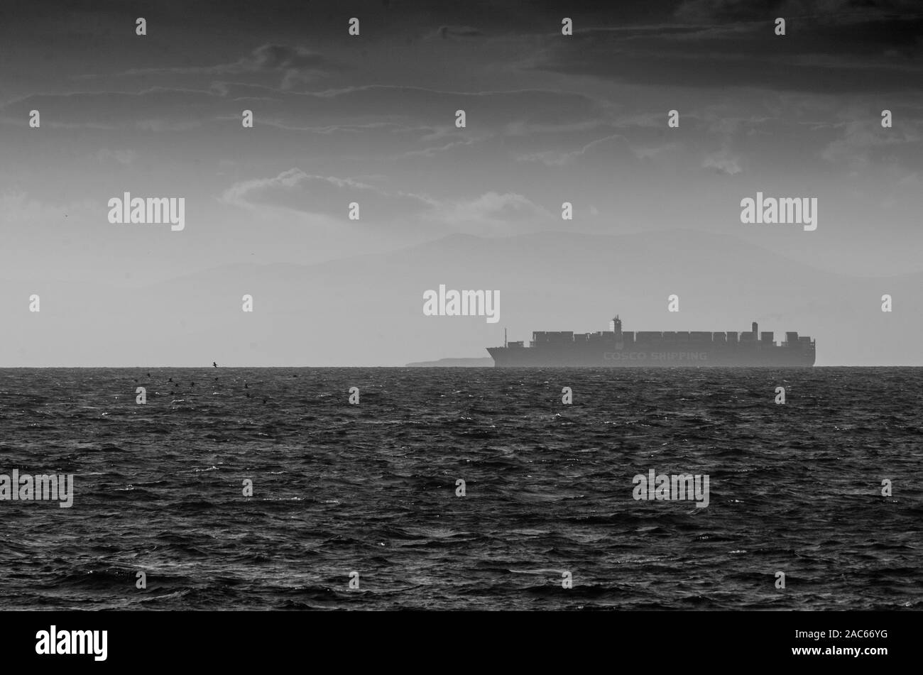 Eine große Cosco Container schiff Abfahrt ab dem Hafen von Piräus Athen Griechenland Stockfoto