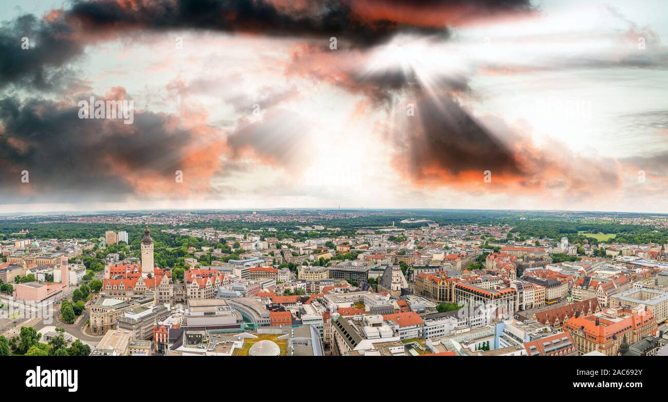 Schöner Panoramablick Sonnenuntergang Luftaufnahme von Hamburg, Deutschland. Stockfoto