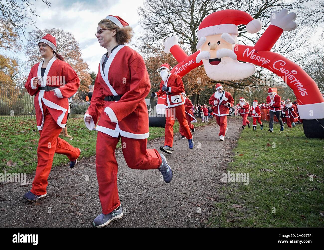 London, Großbritannien. 1. Dez 2019. Rund 200 Läufer melden Sie den jährlichen 5k Santa Strich in Bexleyheath von danson Park für wohltätige Zwecke. Credit: Guy Corbishley/Alamy leben Nachrichten Stockfoto