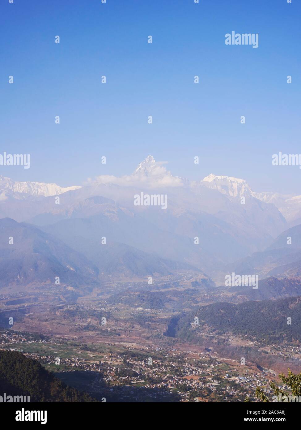 Machupuchare Bergkette von Sarangkot Tower View Stockfoto