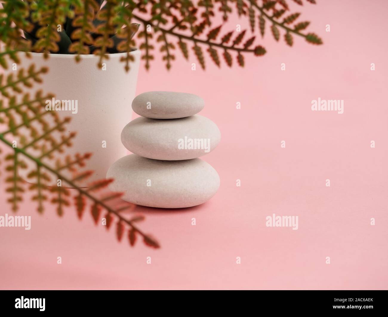Stapel von Zen-Steinen auf abstraktem rosa Hintergrund. Entspannen Sie Stillleben mit gefalteten Steinen. Zen-Kieselsteine, Steine, Spa-ruhige Szenen, um das Leben der Seele zu verlangsamen Stockfoto