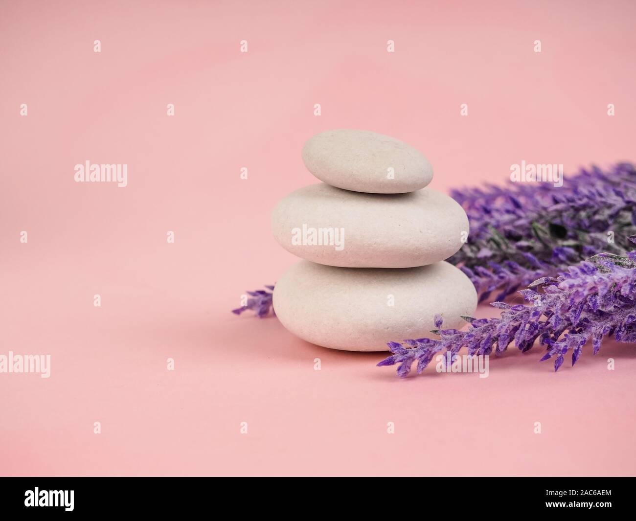 Stapel von Zen-Steinen auf abstraktem rosa Hintergrund. Entspannen Sie Stillleben mit gefalteten Steinen. Zen Kieselsteine, Steine, Spa-ruhige Szenen, um das Leben zu verlangsamen. Mit Stockfoto