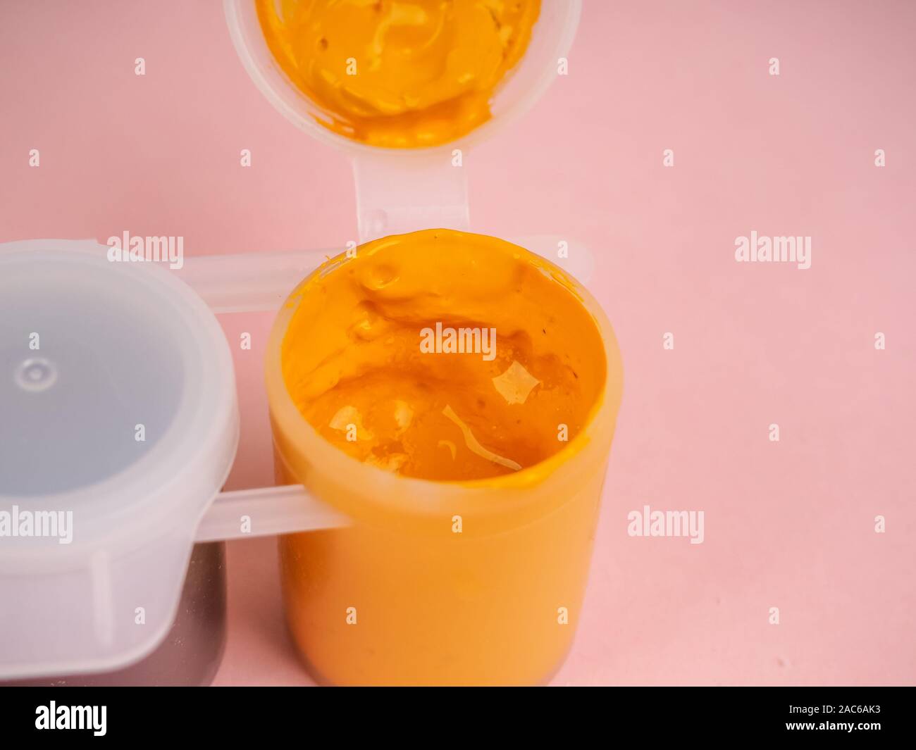 Bunte Flasche mit Gouache Farben Nahaufnahme. Gelbe Flasche mit Gouache Farbe Stockfoto