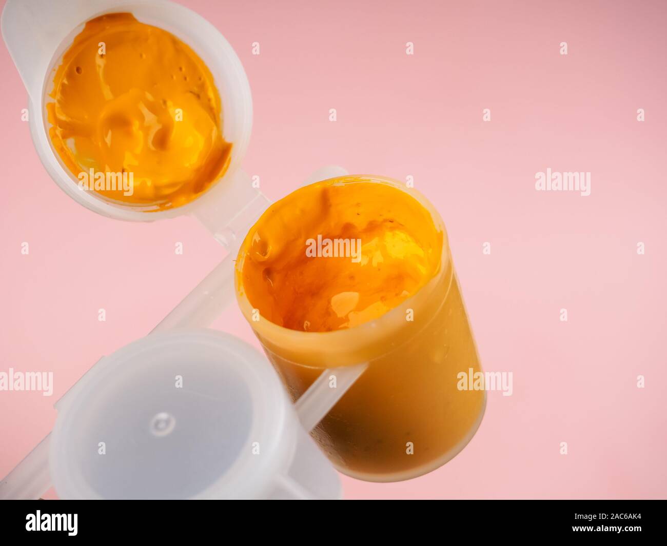 Bunte Flasche mit Gouache Farben Nahaufnahme. Gelbe Flasche mit Gouache Farbe Stockfoto