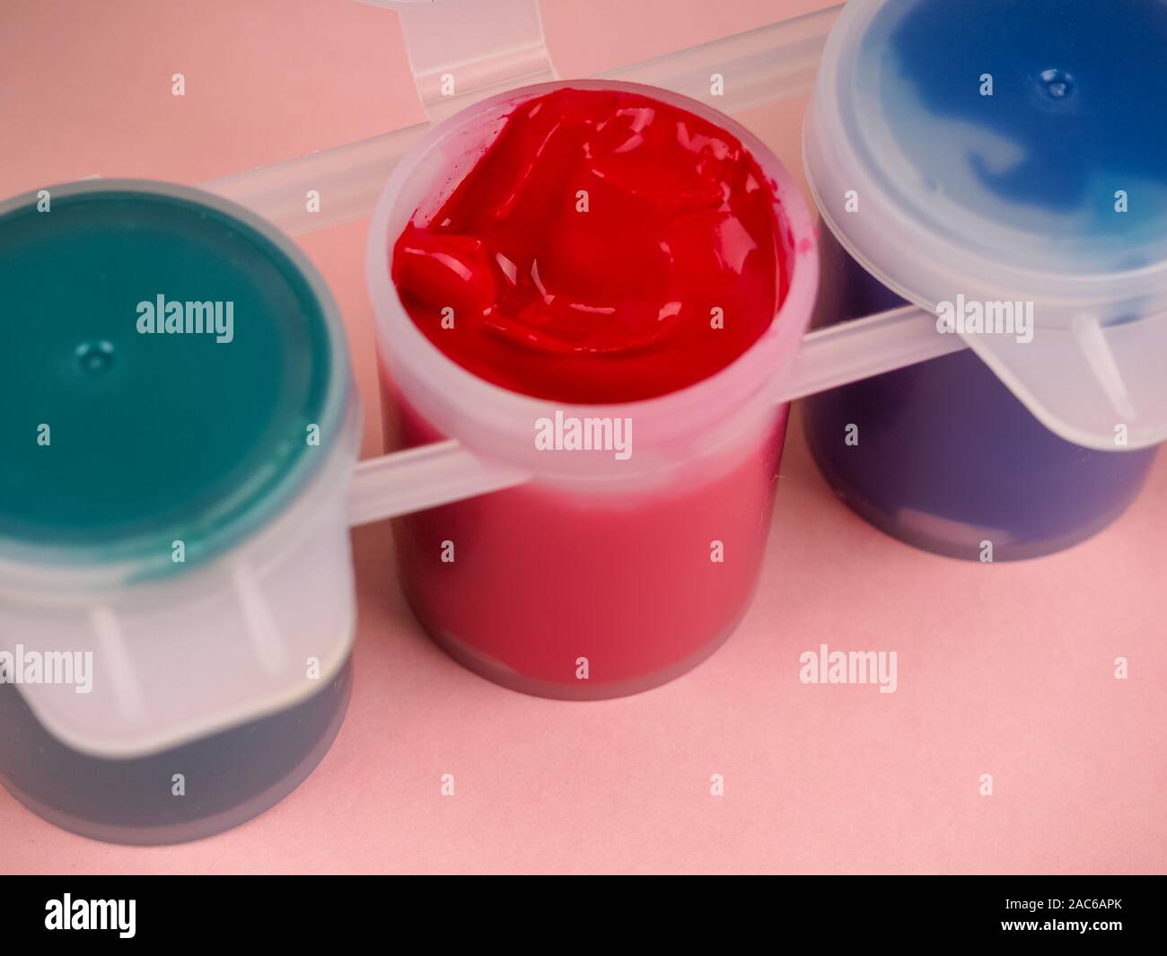 Bunte Flasche mit Gouache Farben Nahaufnahme. Drei Flaschen Gouache Farbe Nahaufnahme, offen Stockfoto