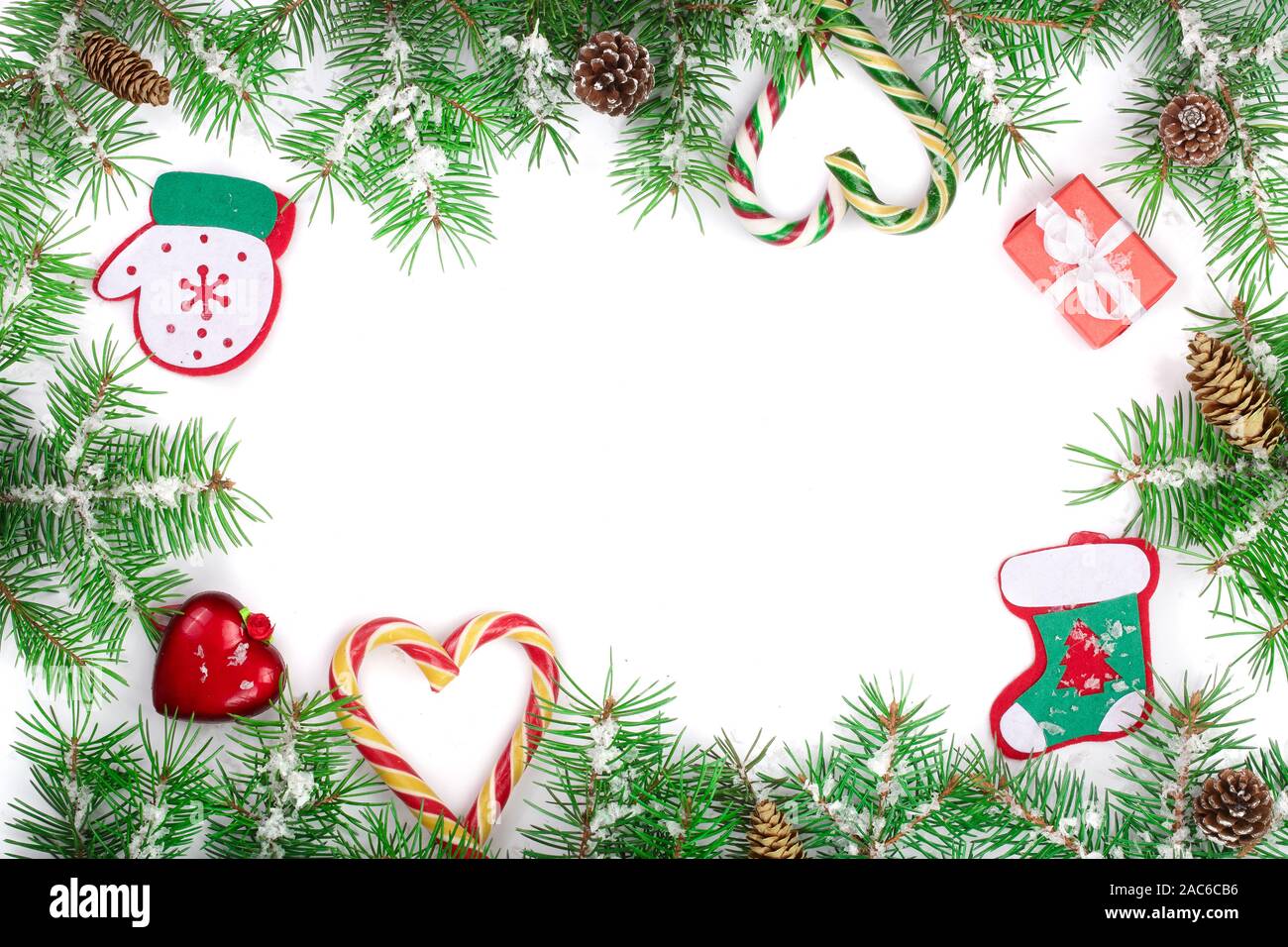 Weihnachten Rahmen der Fir Tree Branch mit Schnee auf weißem Hintergrund mit Kopie Platz für Ihren Text isoliert. Ansicht von oben Stockfoto