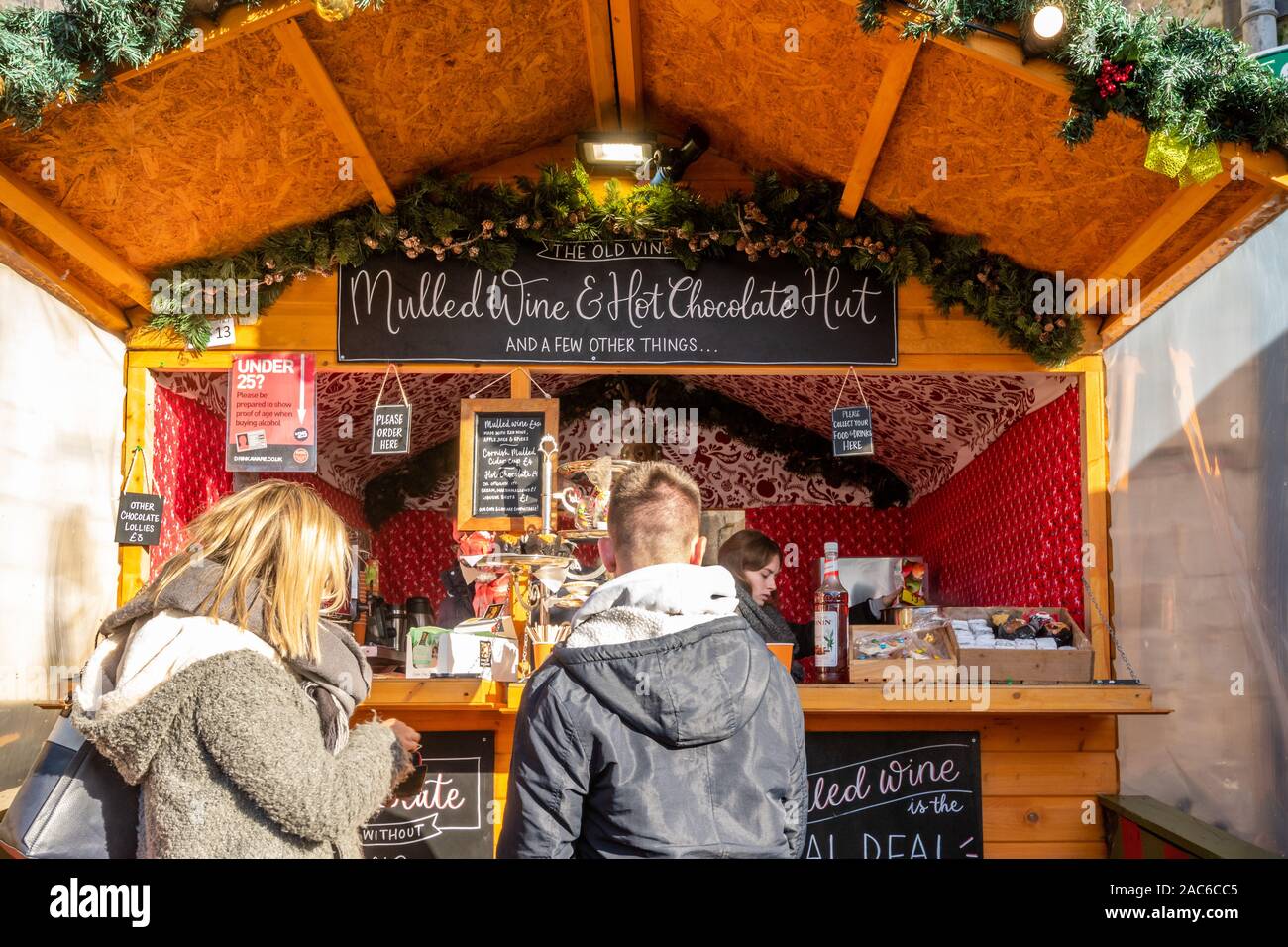 Weihnachtsmarkt in Winchester, Hampshire, UK-Stall verkaufen Glühwein Stockfoto
