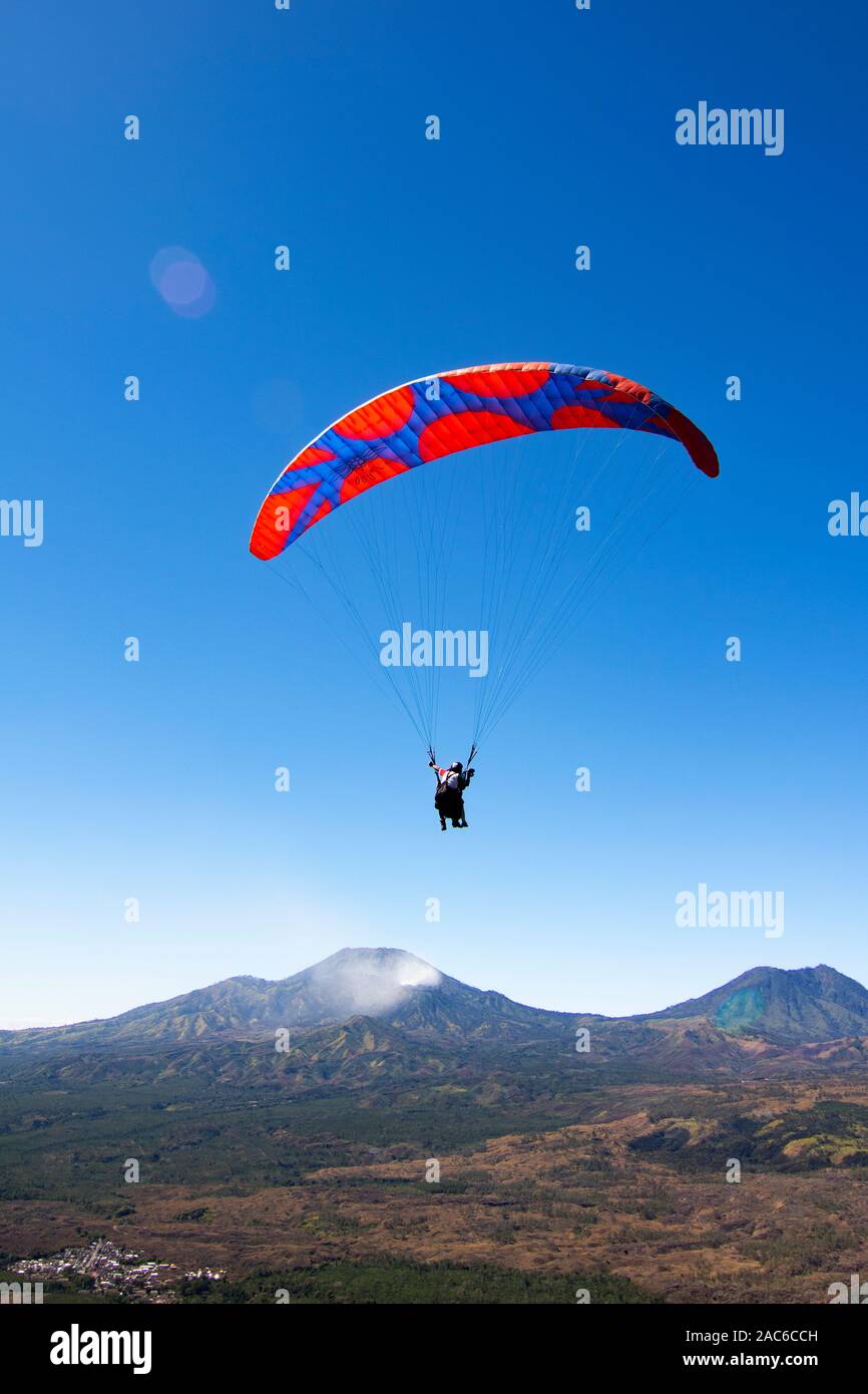 Neben Paragliding-Aktivitäten wird Puncak Megasari häufig mit Mountainbike- und Trails besucht Stockfoto