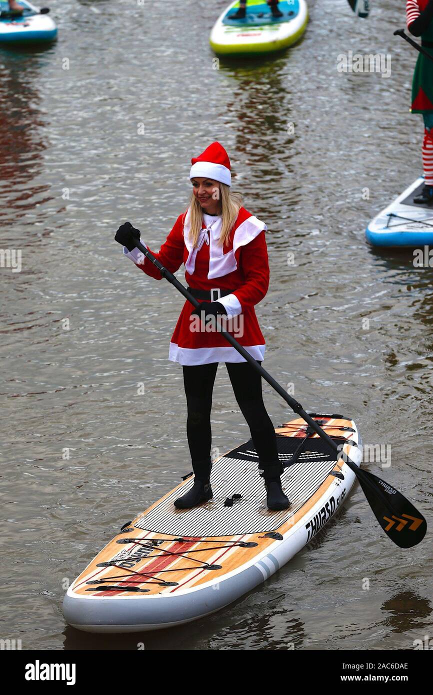 Tonbridge, Kent, Großbritannien. 01. Dezember 2019. Jetzt ist es 9. Jahr der Stand Up for Cancer santa Paddleboard Run ist eine gemeinnützige Veranstaltung, die von Jay Manning, einem professionellen Paddle-Boarder, der ähnliche Veranstaltungen im ganzen Land für die letzten neun Jahre durchgeführt hat gestartet. Dieses Mal findet die Veranstaltung auf dem Medway in Tonbridge in Kent mit einem Start von 12 Uhr mittags statt, die Mitglieder der Öffentlichkeit werden ermutigt, diese Veranstaltung zu beobachten und zu spenden. © Paul Lawrenson 2019. Foto-Kredit: Paul Lawrenson/Alamy Live Nachrichten Stockfoto