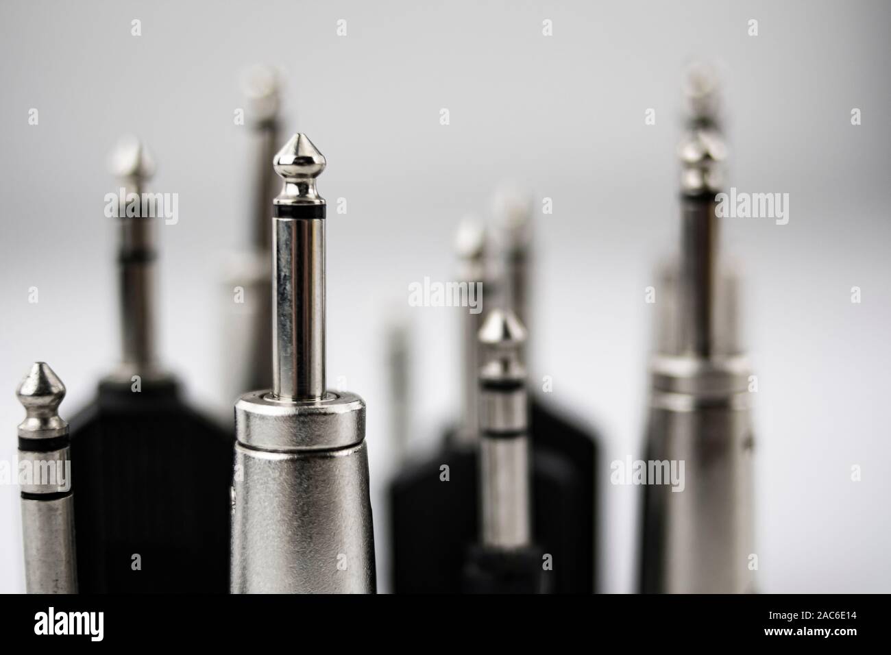 Gruppe von Mono und Stereo Klinke Stecker, mit mini Jack Konverter, symmetrische XLR-Eingänge, zwei Jack etc. auf weißem Hintergrund Stockfoto