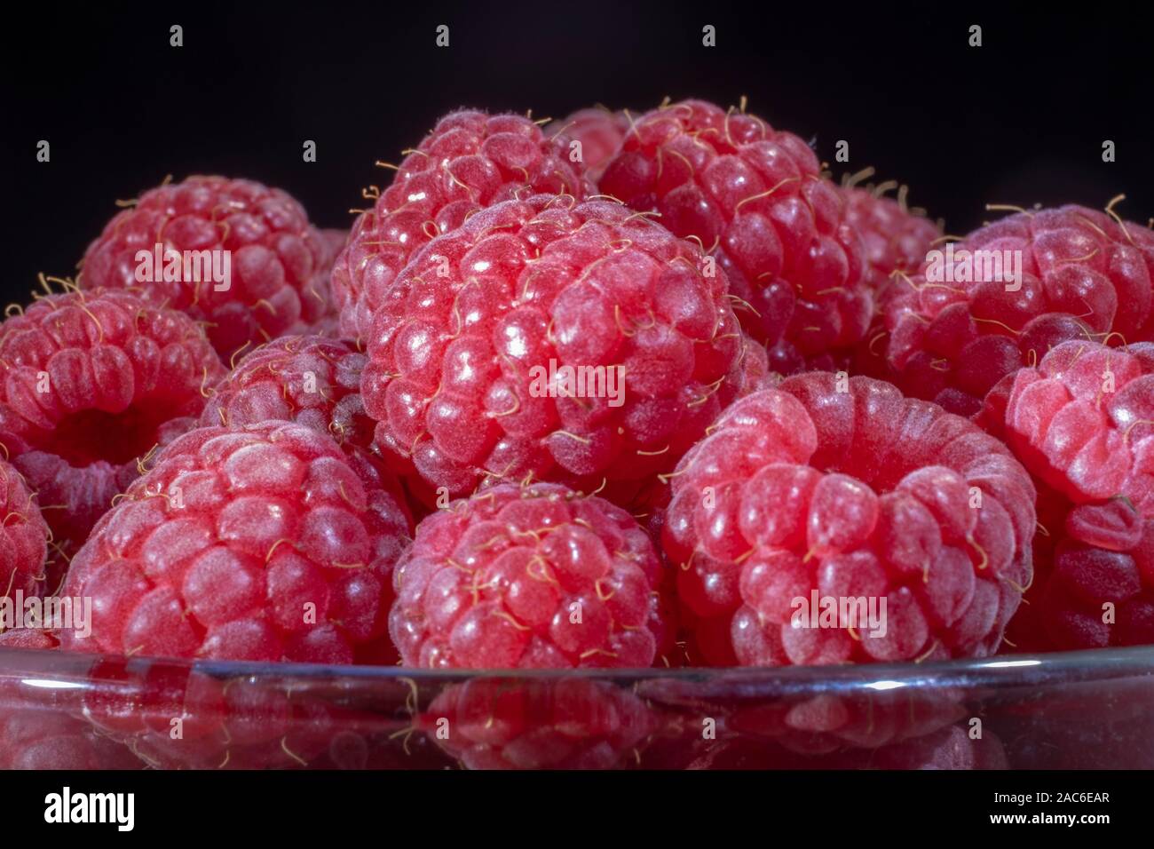 In der Nähe von Europäischen Himbeer- oder rote Himbeere (Malus Mill) auf schwarzem Hintergrund. Stockfoto
