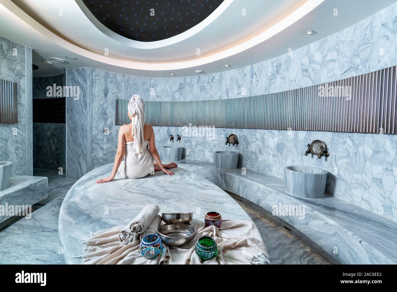 Frau warten in der authentischen Atmosphäre im türkischen Bad zu baden. Stockfoto