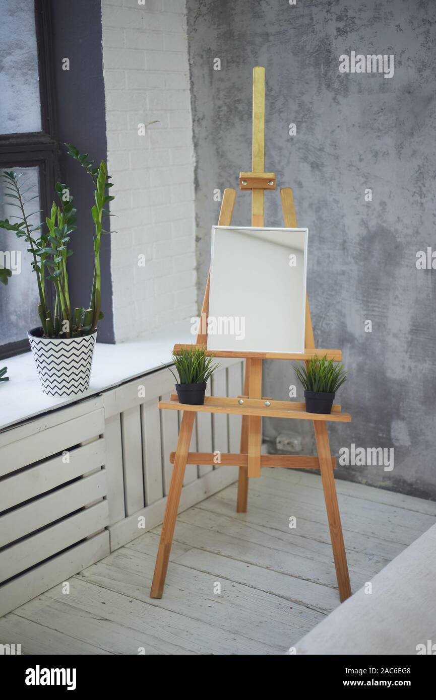 Das Künstlerstudio im Loft .Heller Raum mit einem großen Fenster, Staffelei. Stockfoto