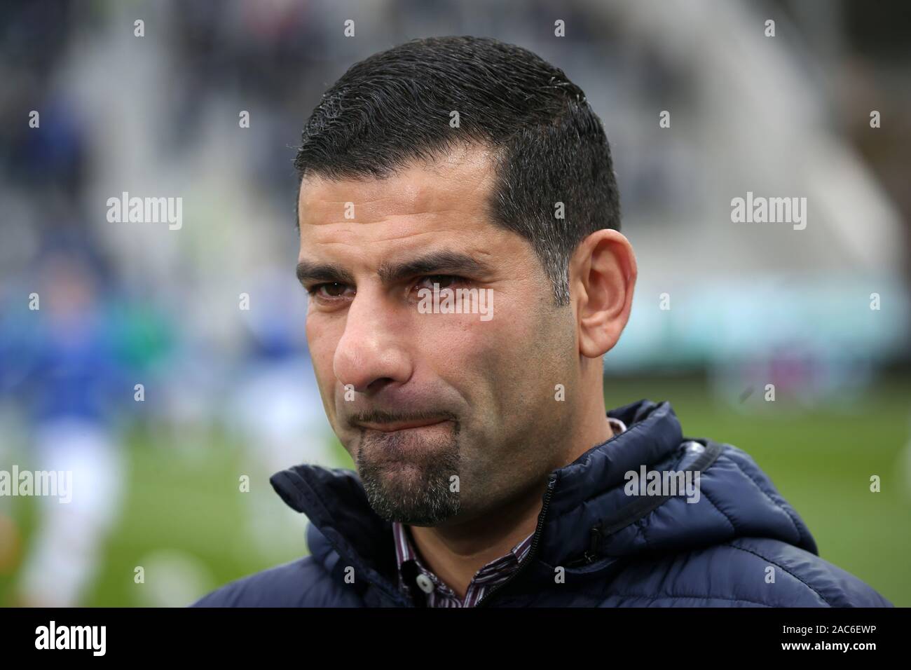 Darmstadt, Deutschland. 01 Dez, 2019. 2. Fussball Bundesliga, Darmstadt 98 - Arminia Bielefeld, den 15. Spieltag. Darmstadts Trainer Dimitrios GRAMMOZIS. Quelle: Thomas Frey/dpa - WICHTIGER HINWEIS: In Übereinstimmung mit den Anforderungen der DFL Deutsche Fußball Liga oder der DFB Deutscher Fußball-Bund ist es untersagt, zu verwenden oder verwendet Fotos im Stadion und/oder das Spiel in Form von Bildern und/oder Videos - wie Foto Sequenzen getroffen haben./dpa/Alamy leben Nachrichten Stockfoto