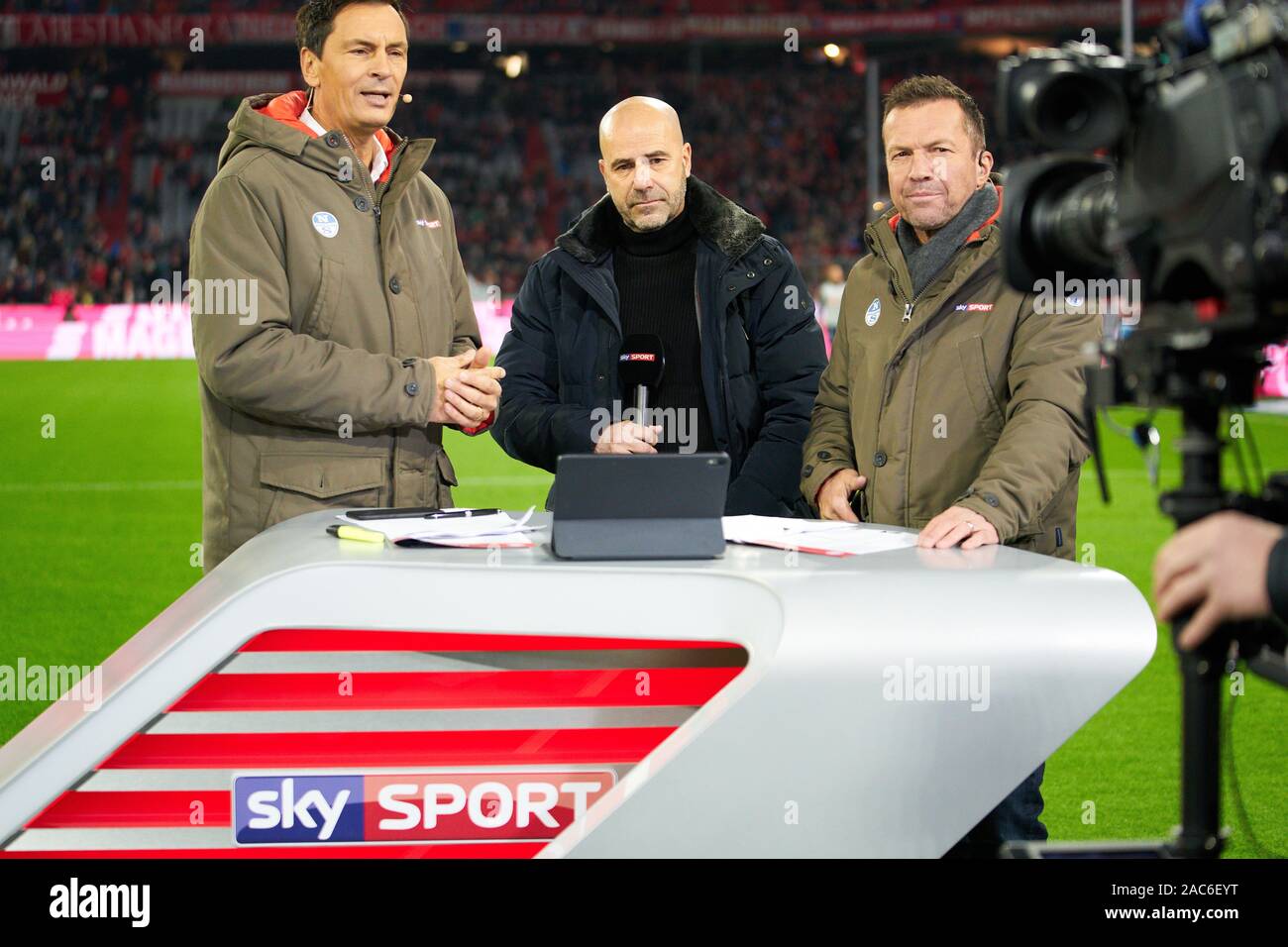 München, Deutschland. 30. Nov 2019. Fußball FC Bayern München - Leverkusen, München, 30. November 2019. Peter BOSZ, headcoach Teammanager Leverkusen Lothar Matthaeus Sebastian Hellmann, Sky Moderator Moderator FC BAYERN MÜNCHEN - Bayer 04 Leverkusen 1-2-DFL-Bestimmungen verbieten die Verwendung von Fotografien als BILDSEQUENZEN und/oder quasi-VIDEO - 1. Deutsche Fussball Liga, München, 30. November 2019 Saison 2019/2020, Spieltag 13, FCB, München © Peter Schatz/Alamy leben Nachrichten Stockfoto