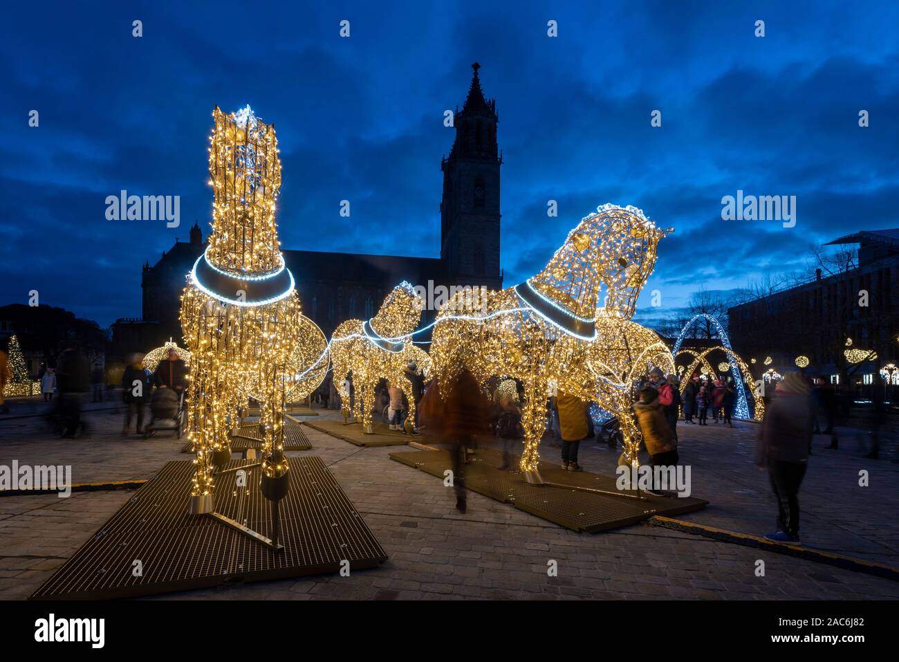 Deutschland, Magdeburg - November 30, 2019: Auf dem Platz der Kathedrale gibt es Weihnachten Licht Skulpturen, die von der Magdeburger Weihnachten ligh gehören Stockfoto