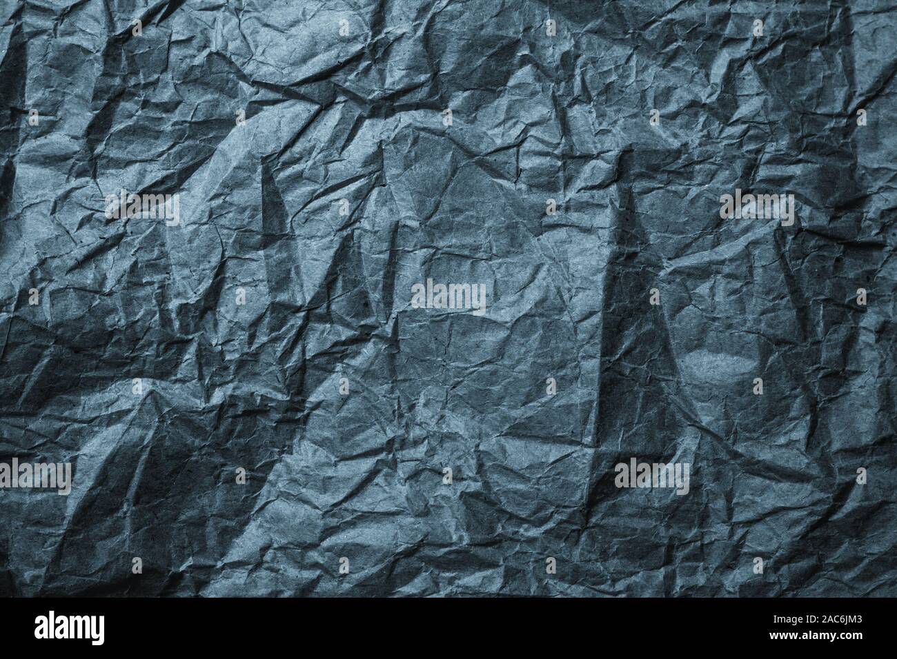 Zerknittertes Papier Hintergrund schwarz. Unordentliche zerknitterte Pergament. Geschenkpapier Textur, Handwerk, alte Karte. Stockfoto