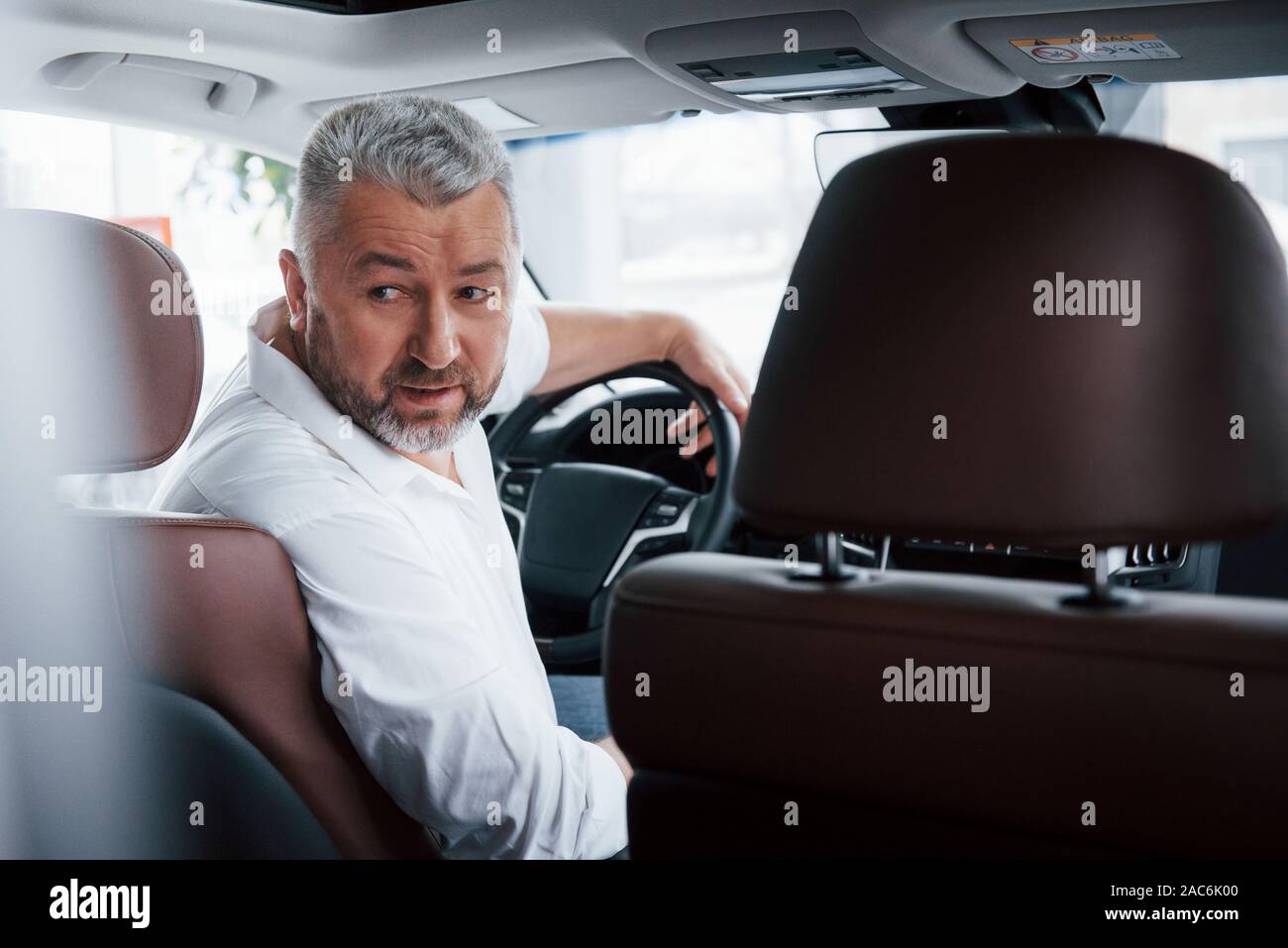 Auto Fahren in Rückwärtsgang. Hinter der Suche. Der Mensch in seiner neuen Automobil Stockfoto