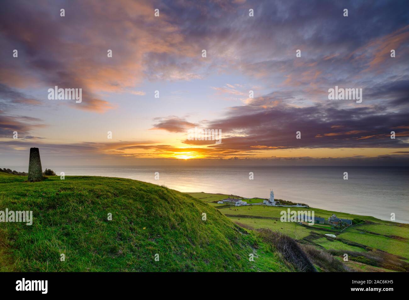 Niton, Großbritannien - 29 November 2019: Sonnenaufgang über St Catherine's Light House aus der Spencer Court auf Niton, Isle of Wight, Großbritannien Stockfoto