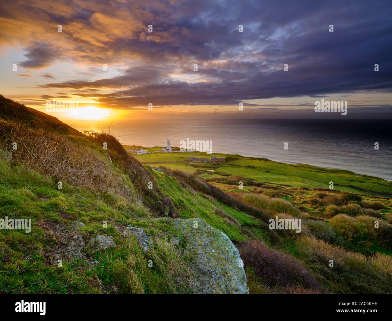 Niton, Großbritannien - 29 November 2019: Sonnenaufgang über St Catherine's Light House aus der Spencer Court auf Niton, Isle of Wight, Großbritannien Stockfoto