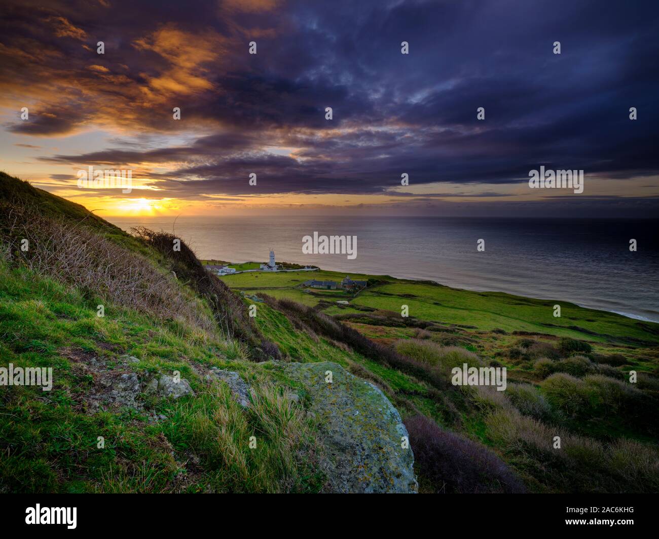 Niton, Großbritannien - 29 November 2019: Sonnenaufgang über St Catherine's Light House aus der Spencer Court auf Niton, Isle of Wight, Großbritannien Stockfoto