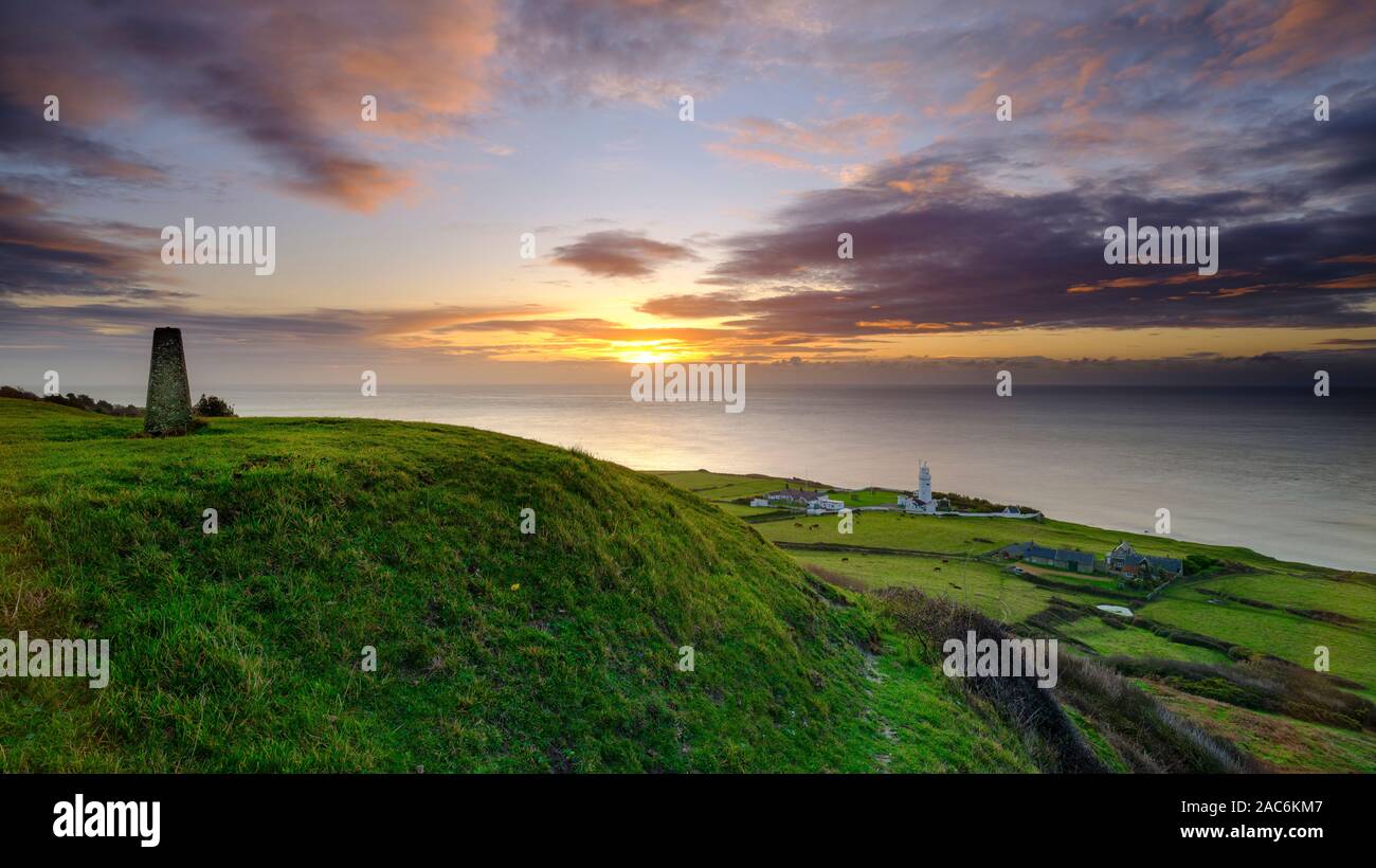 Niton, Großbritannien - 29 November 2019: Sonnenaufgang über St Catherine's Light House aus der Spencer Court auf Niton, Isle of Wight, Großbritannien Stockfoto