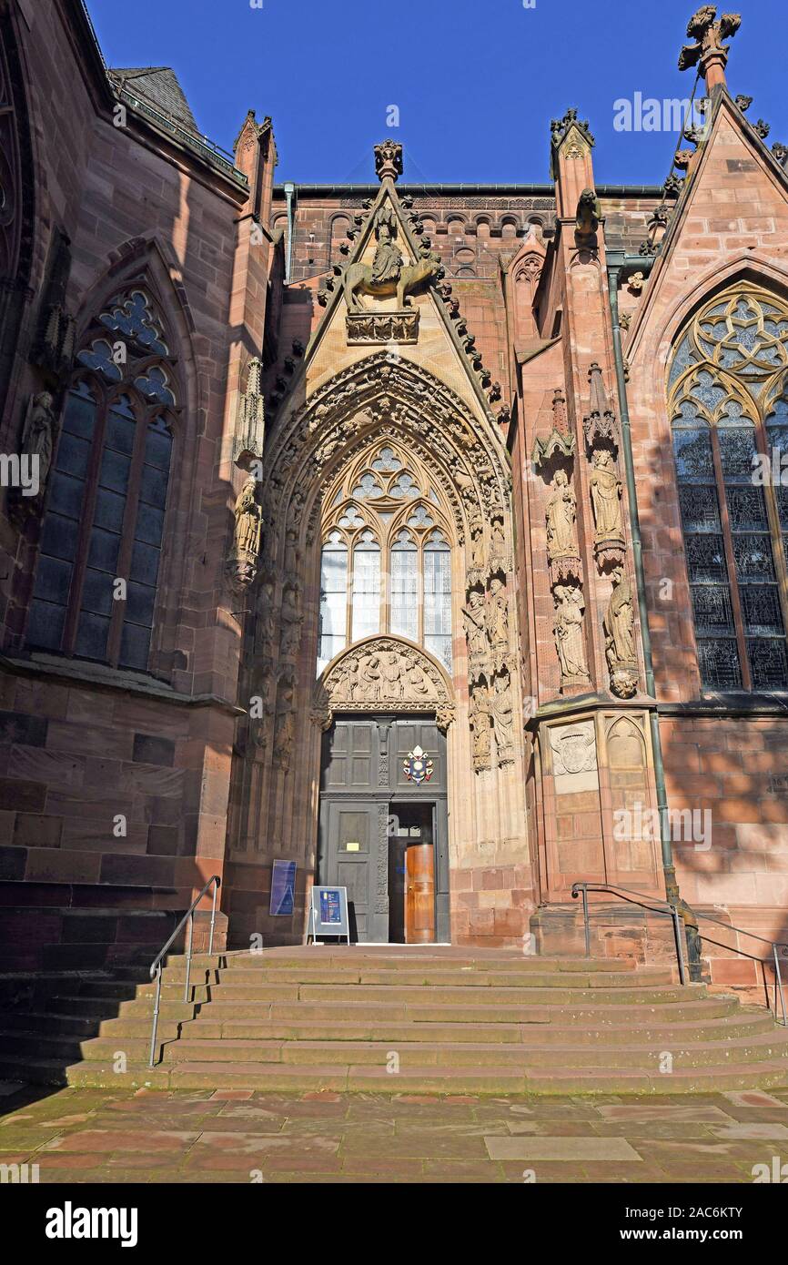 Worms, Deutschland - Oktober 2019: Eingang der historischen römischen katholischen St. Peter's Cathedral in der Stadt Worms Stockfoto
