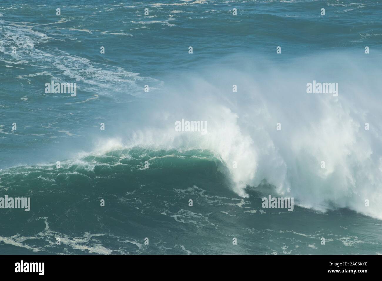 Riesige XXL 20-30 Meter (70 Fuß) Wellen an der Praia do Norte Nazare Portugal Stockfoto