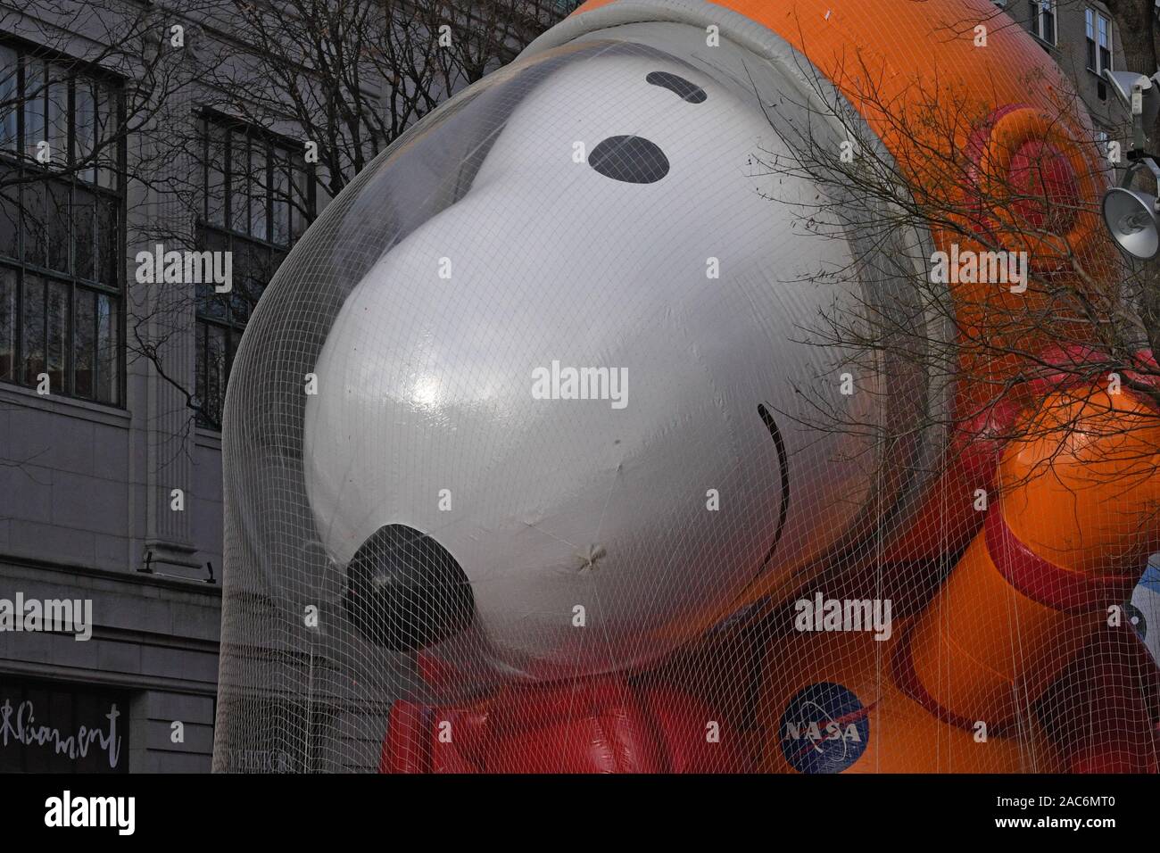 Astronaut Snoopy ballon Linien entlang 77 Straße während der 93. jährliche Thanksgiving Day Parade von Macy's anzusehen in New York City. Stockfoto